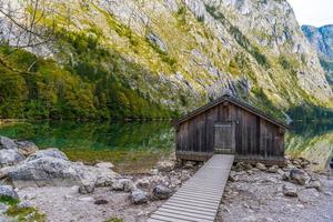 casas antiguas de madera en el lago obersee, koenigssee, konigsee, parque nacional de berchtesgaden, baviera, alemania. foto