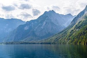 lago koenigssee con montañas alp, konigsee, parque nacional de berchtesgaden, baviera, alemania foto