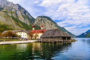 iglesia de san bartolomé en koenigssee, konigsee, parque nacional de berchtesgaden, baviera, alemania. foto