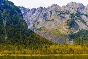 lago koenigssee con montañas alp, konigsee, parque nacional de berchtesgaden, baviera, alemania foto