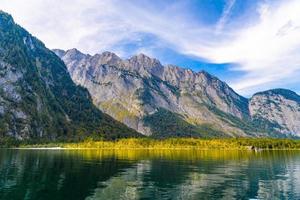 lago koenigssee con montañas alp, konigsee, parque nacional de berchtesgaden, baviera, alemania foto