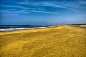 hermosa playa de arena con olas, mar del norte, zandvoort cerca de amste foto