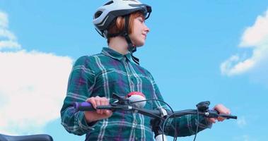 ung kvinna cykelryttare i solig sommardag video