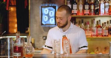 travail de barman masculin dans le pub video