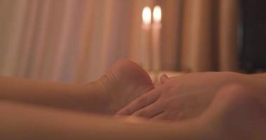 mujer joven relajándose durante el masaje corporal video