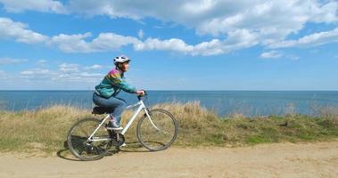 giovane donna in bicicletta nella soleggiata giornata estiva video