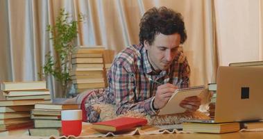 junger Mann las Bücher zu Hause video