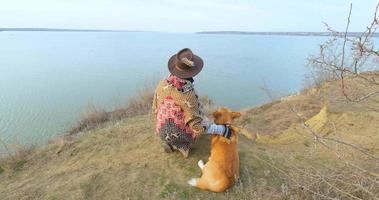mulher jovem hippie viajar com cachorro corgi