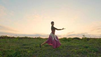 dança feminina feliz nos campos de verão durante o belo pôr do sol video