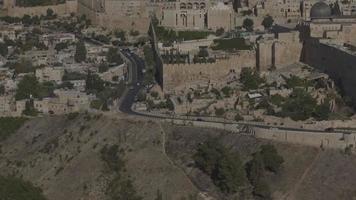 bilar färdas längs berget av oliver väg i gamla staden Jerusalem, Israel video