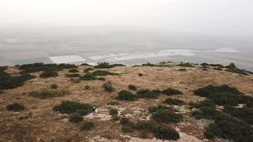 luftaufnahme der berge der gilboa-kette mit straße und harod-tal darunter video