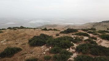 Luchtfoto van de bergen van Gilboa Range in de woestijn van Judea, Israël video