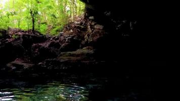 azul turquesa água calcário caverna sumidouro cenote em chemuyil méxico.