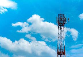 torre de telecomunicaciones con fondo de cielo azul y nubes blancas. antena en el cielo azul. poste de radio y satélite. tecnología de la comunicación. industria de las telecomunicaciones Red móvil o de telecomunicaciones 4g. foto