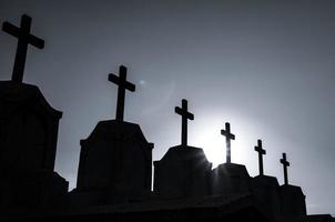 cementerio o cementerio en la noche con cielo oscuro. cementerio de lápidas y lápidas cruzadas. descanse en concepto de paz. concepto funerario. fondo de tristeza, lamento y muerte. cementerio espeluznante y aterrador. foto