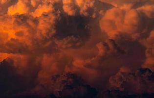 nubes esponjosas rojas y naranjas en el fondo del cielo al atardecer. imagen artística de textura de nubes naranjas. hermoso patrón de nubes. escena oscura y de terror del cielo. belleza en la naturaleza. escenario poderoso y espiritual. foto