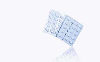 tabletas de estatinas píldora en blíster blanco para embalaje de resistencia a la luz aislado sobre fondo blanco. medicamento para el tratamiento de la dislipidemia. Tabletas para bajar lipidos pastillas. Hiperlipidemia por estatinas. foto