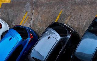 vista superior del camión estacionado en un estacionamiento de camión de concreto con una línea amarilla de señal de tráfico en la calle. por encima de la vista del coche en una fila en el espacio de estacionamiento. sin plaza de aparcamiento disponible. zona de aparcamiento exterior. foto