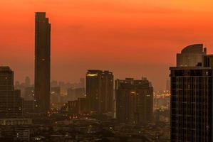 contaminación del aire en bangkok, tailandia. el smog y el polvo fino de la ciudad cubierta de pm2.5 por la mañana con el cielo naranja del amanecer. paisaje urbano con aire contaminado. ambiente sucio. polvo tóxico urbano. aire insalubre. foto