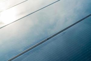 paneles solares o módulo fotovoltaico. energía solar para energía verde. recursos sostenibles. energía renovable. tecnología limpia. Los paneles de células solares utilizan la luz solar como fuente para generar electricidad. foto