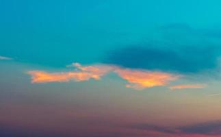 Cielo azul y púrpura dramático y fondo abstracto de nubes. nubes azul-púrpura en el cielo del atardecer. fondo de clima cálido. imagen artística del cielo al atardecer. hermoso cielo al atardecer. fondo fantasioso. foto