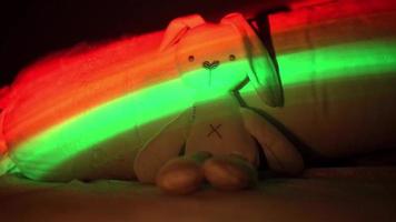 luz led de colores en juguete de conejo