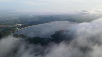 spostamento aereo sopra il flusso di nuvole di nebbia nella foresta video