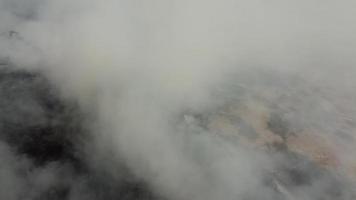 movimiento lento sobre el humo ardiente video