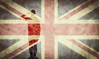 silueta de un soldado y la bandera grunge del Reino Unido. foto
