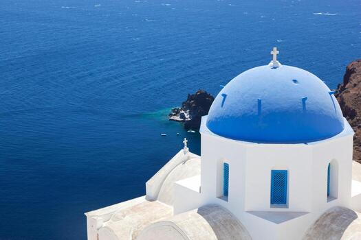 ciudad de oia en la isla de santorini, grecia. iglesia blanca con cúpula azul. foto