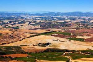 panorama del paisaje de toscana, italia. casas de campo, viñedos. foto