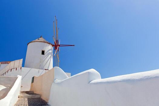 ciudad de oia en la isla de santorini, grecia. molinos de viento famosos foto