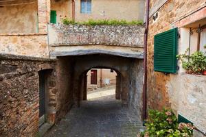 romántica calle estrecha y balcón en montepulciano, toscana, italia. foto