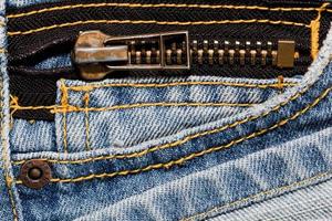 blue jeans de cerca en un bolsillo y una cremallera. foto
