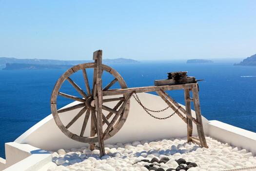antigua máquina de artesanía en el techo. isla de santorini, grecia foto