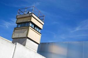 memorial del muro de berlín, una torre de vigilancia foto