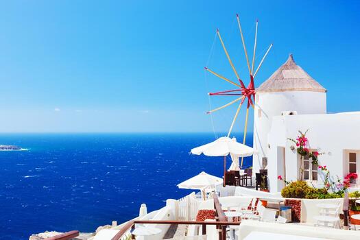 molinos de viento famosos en la ciudad de oia en la isla de santorini, grecia foto