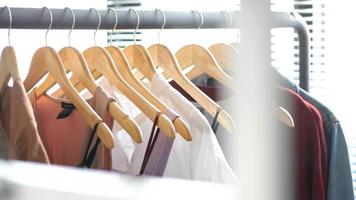 Nahaufnahme Kleidungskleid im Modegeschäft im Einkaufszentrum. video