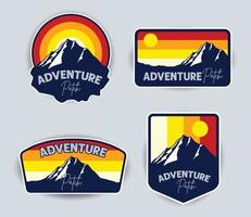 conjunto de ilustración de parche de emblema ilustración de vector de aventura de montaña al aire libre