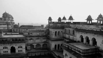 jahangir mahal orchha fort in orchha, madhya pradesh, india, jahangir mahal of orchha paleis is citadel en garnizoen gelegen in orchha. madhya pradesh. india, india archeologische vindplaats zwart wit video