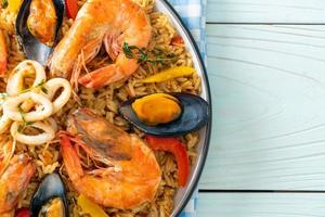 paella de marisco con gambas, almejas, mejillones sobre arroz con azafrán foto