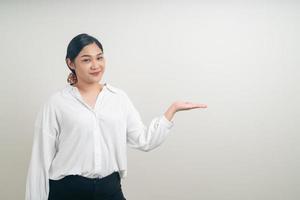 mujer asiática con la mano presentando en la pared foto