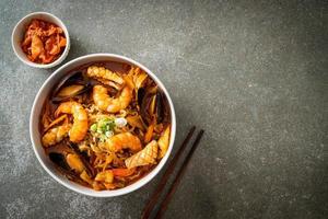 jjamppong - sopa de fideos con mariscos coreana