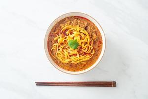 sopa picante de fideos yunnan chinos o kwa meng foto