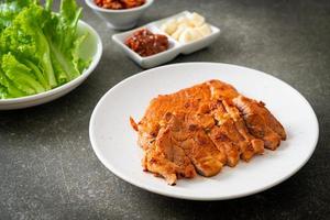 cerdo asado en salsa kochujang marinado al estilo coreano con verduras y kimchi foto