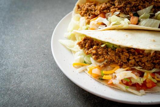 tacos mexicanos con pollo picado foto