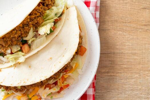 tacos mexicanos con pollo picado foto