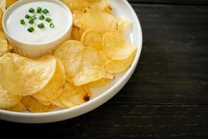 papas fritas con crema agria foto