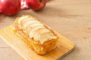 Pan de manzana desmenuzado sobre tablero de madera foto