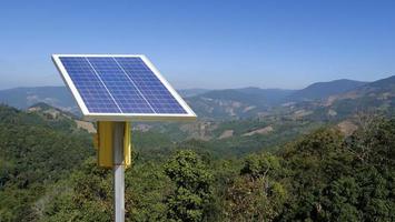 panel fotovoltaico, nueva tecnología para almacenar y utilizar la energía de la naturaleza con la vida humana, la energía sostenible y el concepto de amigo del medio ambiente. foto